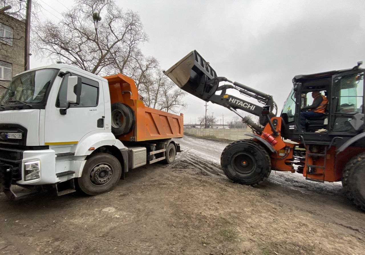Комунальники Харкова продовжують наводити лад на дорогах та дворах